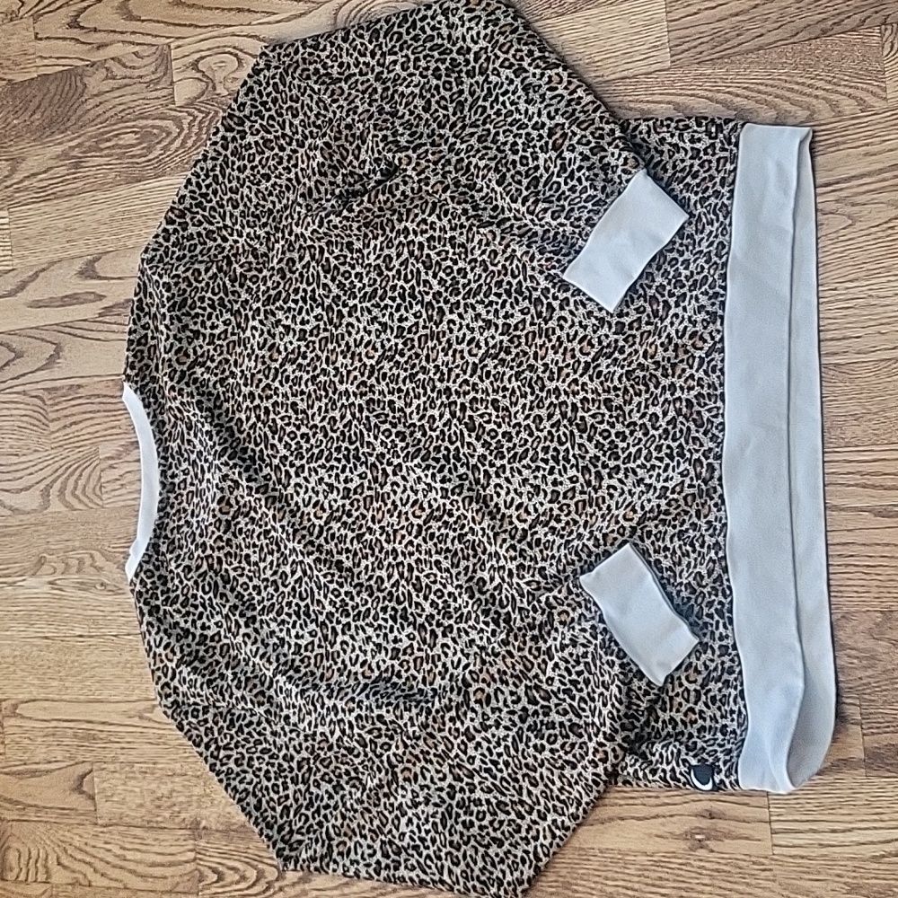 (M) ZYIA Active Leopard Print Crew Neck Sweater - Picture 9 of 9